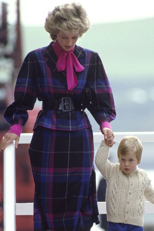 ZAMANSIZ TARZLARIYLA HER DÖNEME İLHAM KAYNAĞI OLAN KADINLAR: LADY DİANA