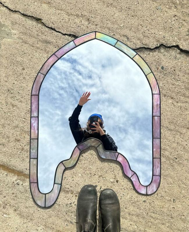 AYNA SELFİELERİ İÇİN RENKLİ DALGALI AYNALAR