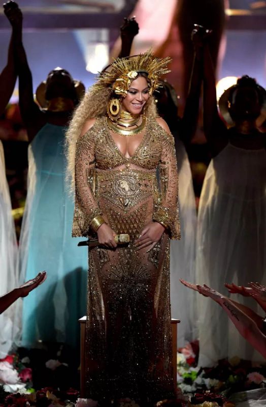 BEYONCE`NN EN Y SAHNE KOSTMLER