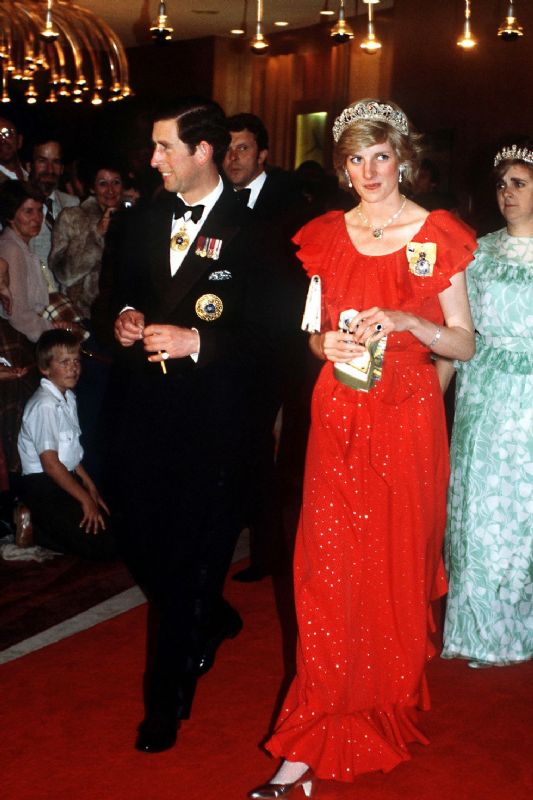 ZAMANSIZ TARZLARIYLA HER DÖNEME İLHAM KAYNAĞI OLAN KADINLAR: LADY DİANA