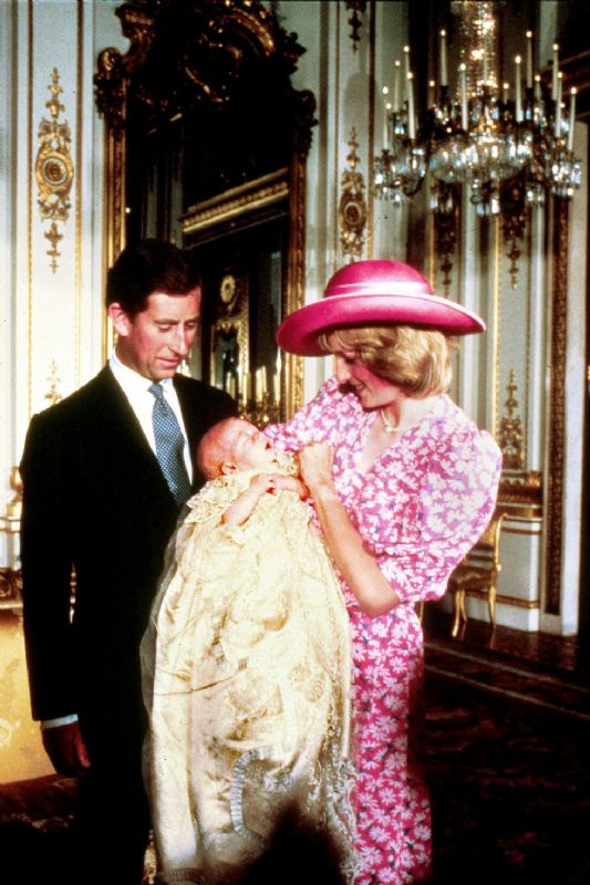 ZAMANSIZ TARZLARIYLA HER DÖNEME İLHAM KAYNAĞI OLAN KADINLAR: LADY DİANA