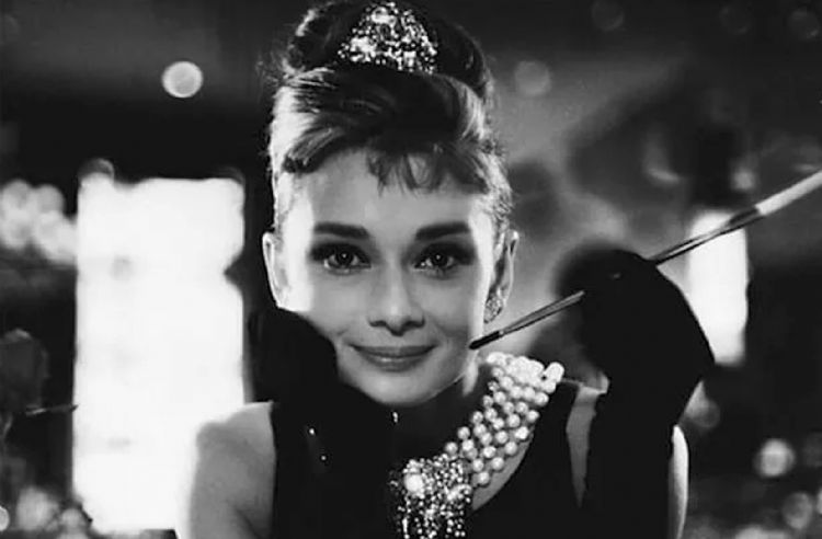ZAMANSIZ TARZLARIYLA HER DÖNEME İLHAM OLAN KADINLAR: AUDREY HEPBURN