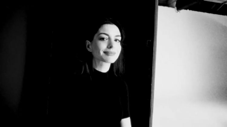 VERSACE ICONS’UN YENİ MARKA ELÇİSİ ANNE HATHAWAY